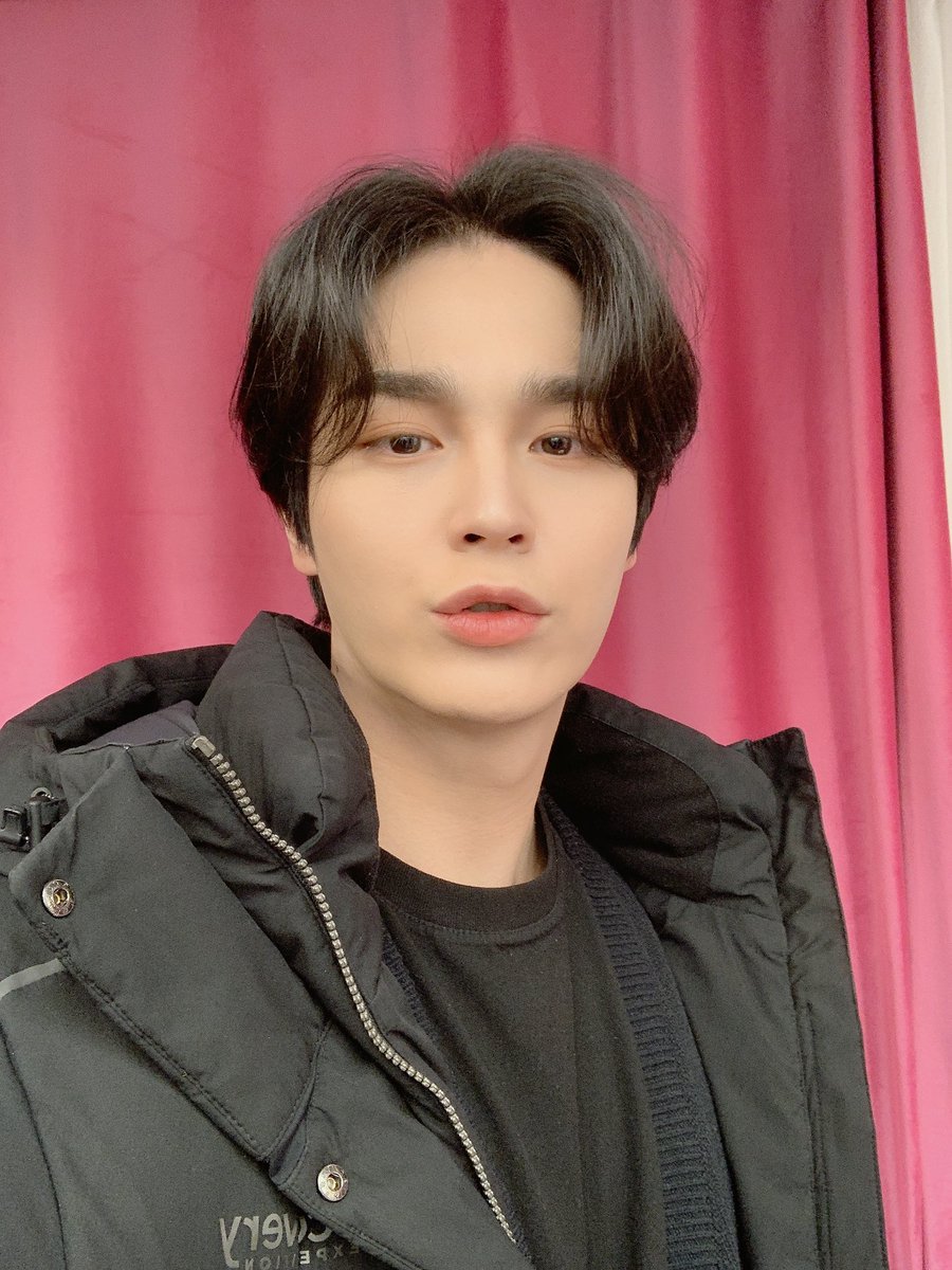 Noir__official's tweet photo. 미묘한 표정 변화✌️
루미들 날씨가 너무 추워! 윤성이는 벌써 롱패딩입지요~~따뜻하게입고 오늘도행복하세엽 💕 #느와르 #noir #남윤성 #추워요 #따듯하게입어요 #행복해요 #롱패딩 https://t.co/Ku3pDn4mm8