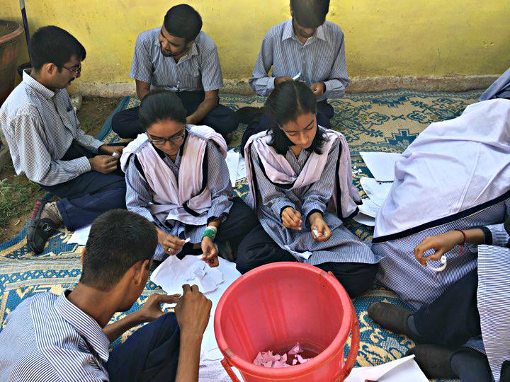 MarkazeUmeed's tweet photo. Papermaking activity with students at #markazeumeed #learningisfun #activities #SpecialEducation #SDGs #EnvironmentalJustice  #recycle #savetheearth https://t.co/rBCBgoqm3Q