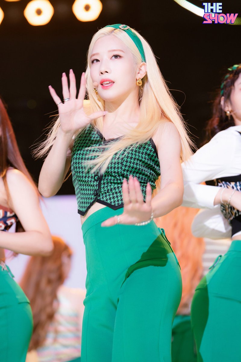orrery_nim's tweet photo. Photos from SBS The Show
@loonatheworld #LOONA

More photos in link
https://t.co/jMY8FqeoPR https://t.co/tqlysSrQBO