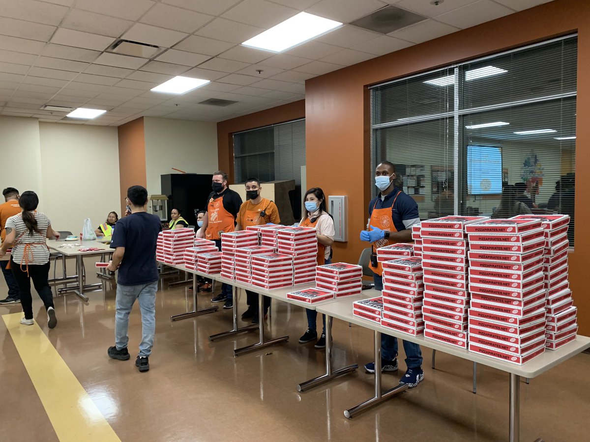 5752APM's tweet photo. Key 2 celebrating 30 days safe with some pizza. #SafetyTastesGood #SafetyFirst #BeASafetyHero5642 https://t.co/dn1h7XEyLh