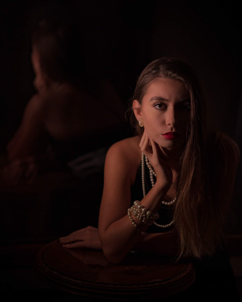 OnuDiana's tweet photo. #photoshoot #photosession #portraiture #portraitphotography #lightportrait #lowlight #nikonphotography https://t.co/y6w0A6NyuV