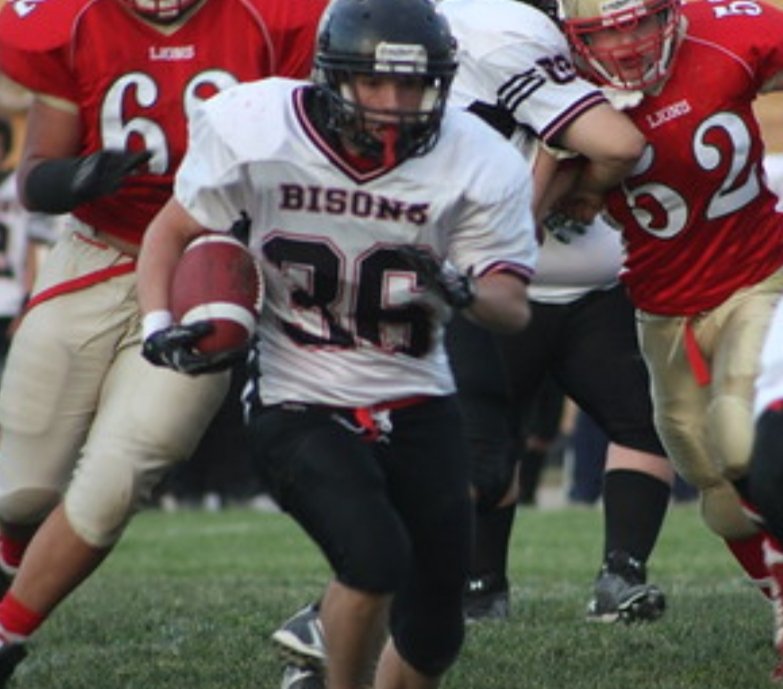 BisonsFootball's tweet photo. #throwbackthursday 🔙 to the 2012 JV team again for @JSoch34 gashin the Cambridge Lions D! Before he was an X-man, he was a Bison!! #bisonsfootball #bisonsforever #brantfordfootball #feartheherd #rememberourpast #cantcatchme #toofast #toofastforyou #lightningspeed ⚡⚡⚡ https://t.co/DX6R23jb9S