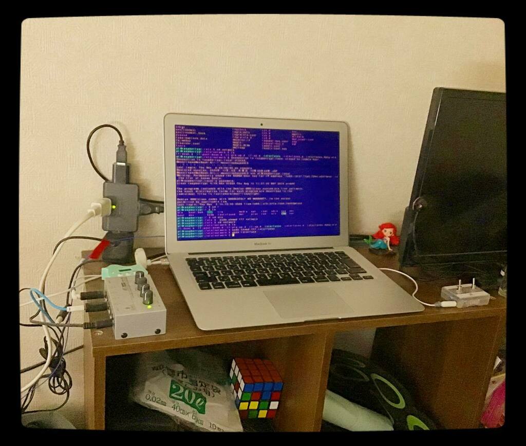 Masarina002's tweet photo. パソコンの定位置作った
今は、2台の#raspberry piのハブをまとめて#mac 1台で操作できるようにしてみてる。
それで #mesh を繋げてみる...。(もう#sony のmesh飽きたんだけど、、だから次はカメラで #ディープラーニング (#tensorflow )してみたい)
#ターミナル #プログラミング #コマンド #meshhub https://t.co/mluru0X1H0