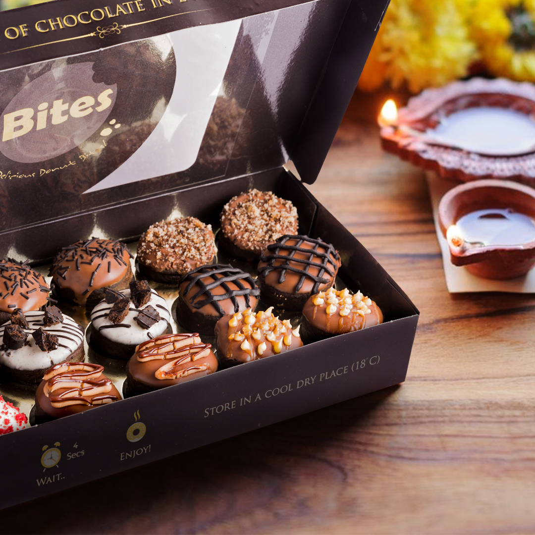 MadOverDonuts's tweet photo. Brighten up your favourite festival with lots of love, light and your favourite treats! To order our delectable #Signaturebites, click on the link in bio.
#DiwaliBites #BiteintoHappiness #DiwaliDonuts #Diwali2020 #DiwaliGifting #MadOverDonuts #DonutsofInstagram #Foodie #Doughnut https://t.co/UtbIUawt6m