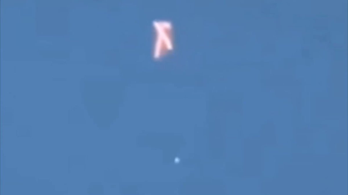 GiavedoniEric's tweet photo. Incredible! 2 Snake Objects Ejects Orb Captured Over Trenton, Nov 4, 2020
https://t.co/i7VpcdeSrc
#mystery #NASAExpeditions #UFO #cnn #guardian #Independent #HISTORY #HistoryBlueBook #DailyMirror #Daily_Express #FoxNews #LeHuffPost #9NEWS #BBCWorld #NASAspitzer #StayAtHome https://t.co/KDd48xXzHJ