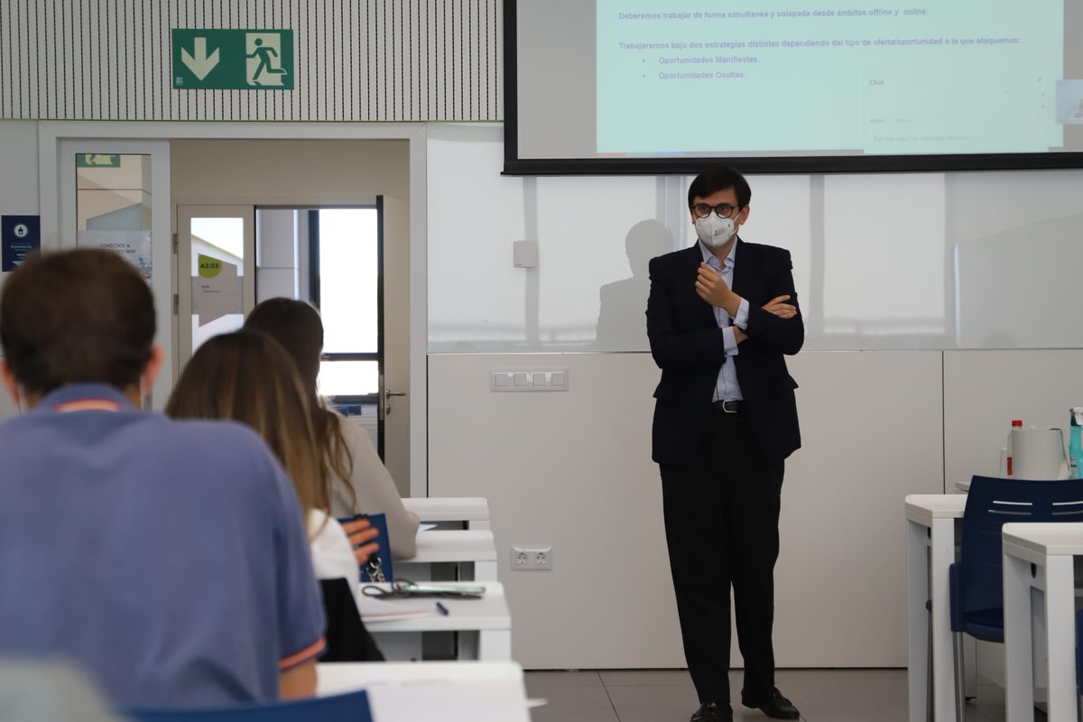 LoyolaMasteres's tweet photo. Aprendiendo sobre estrategias para la búsqueda de nuevos retos profesionales con Álvaro León, Executive Manager de Michael Page (@michaelpage_es), con los estudiantes del Doble Máster en Ingeniería Industrial (#MUIIND) y MBA (#MBA) y del Global MBA (#GMBA). #formacion #empleo https://t.co/id3ZMUrpzQ