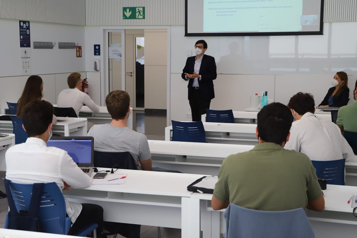LoyolaMasteres's tweet photo. Aprendiendo sobre estrategias para la búsqueda de nuevos retos profesionales con Álvaro León, Executive Manager de Michael Page (@michaelpage_es), con los estudiantes del Doble Máster en Ingeniería Industrial (#MUIIND) y MBA (#MBA) y del Global MBA (#GMBA). #formacion #empleo https://t.co/id3ZMUrpzQ