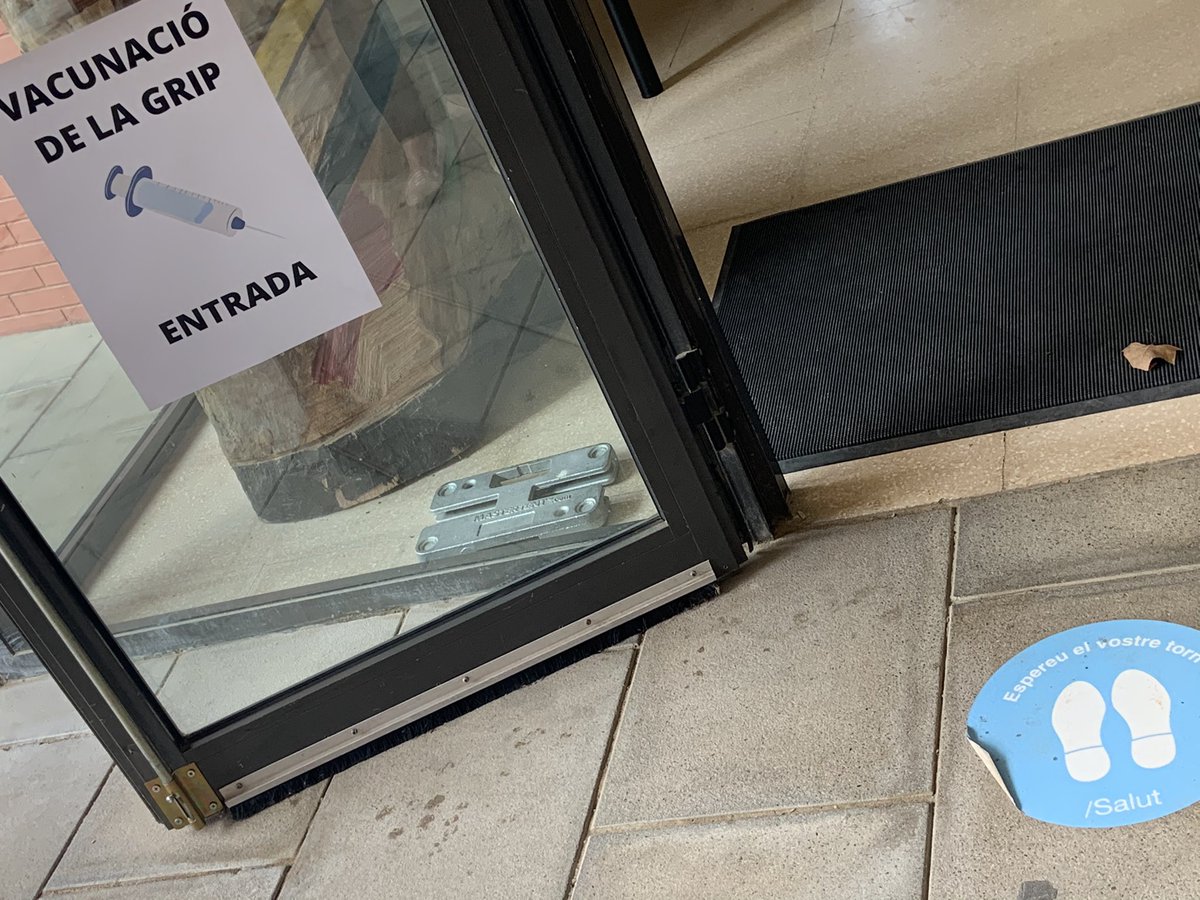 IMarcuello's tweet photo. Amb tots els protocols establerts el #CAPdrBarraquer #sab ha preparat per aquest dies la #vacunaciogrip al Polidor espai cedit per #ajuntasab, hi portat i acompanyat a les #iaies de casa tota #prevencio es poca. https://t.co/vNNS4sDr7m