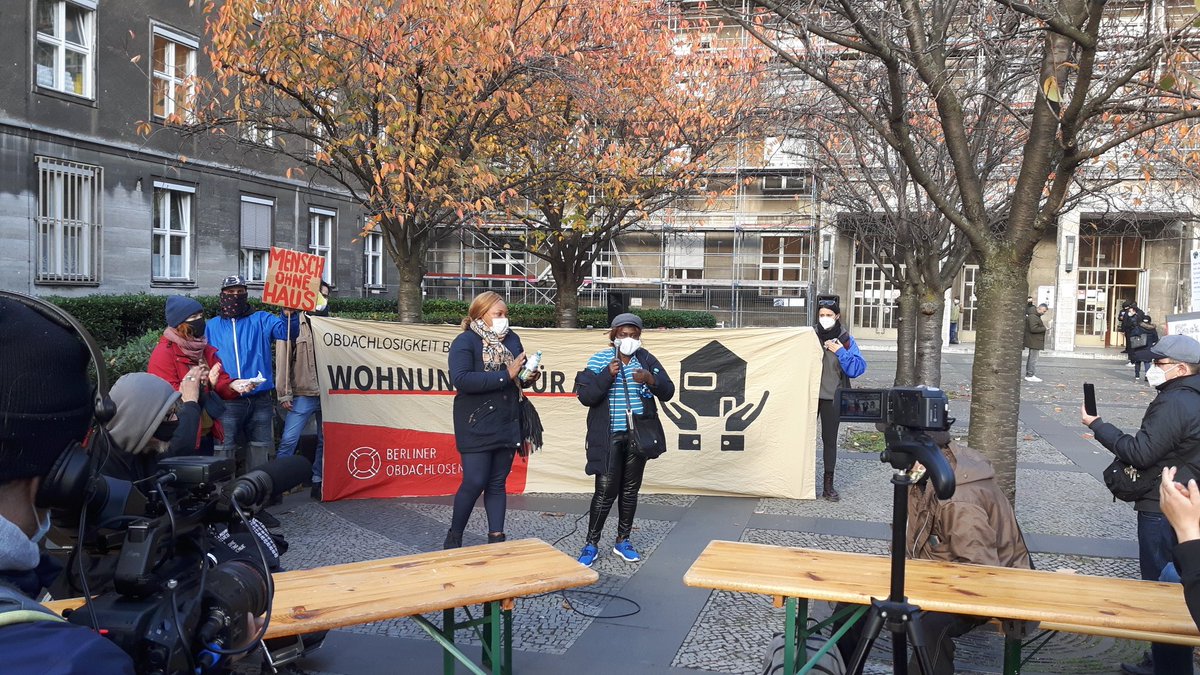 Unseren Kundgebung hat angefangen, nach Beiträgen von obdachlosen Menschen sprechen zwei Vertreterinnen vom <a href="/women_in_exile/">Women in Exile</a> über die Situation in den Lagern, denn die Lager sind genauso Gefängnisse wie Massenunterkünfte.

#habichsaath #LeaveNoOneBehind <a href="/BA_Mitte_Berlin/">Bezirksamt Mitte</a> #Leerstand
