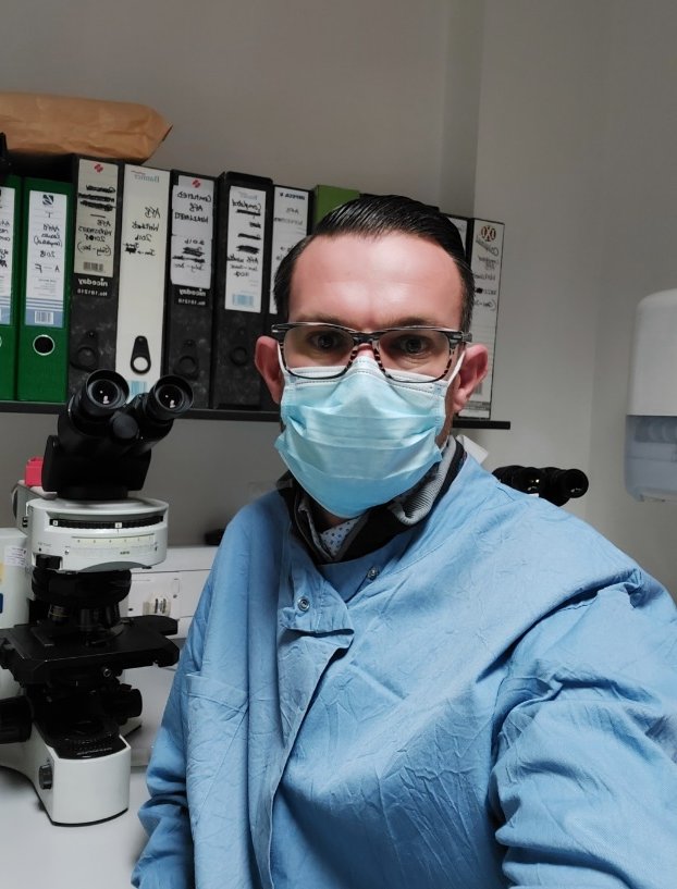 SheffieldHosp's tweet image. You&apos;ll probably never meet a biomedical scientist during your treatment but their expertise is essential in the detection, diagnosis and treatment of disease. 

For #NationalPathologyWeek meet microbiology specialist Andy Carr #behindeverytest

Read more: bit.ly/34WFEjT