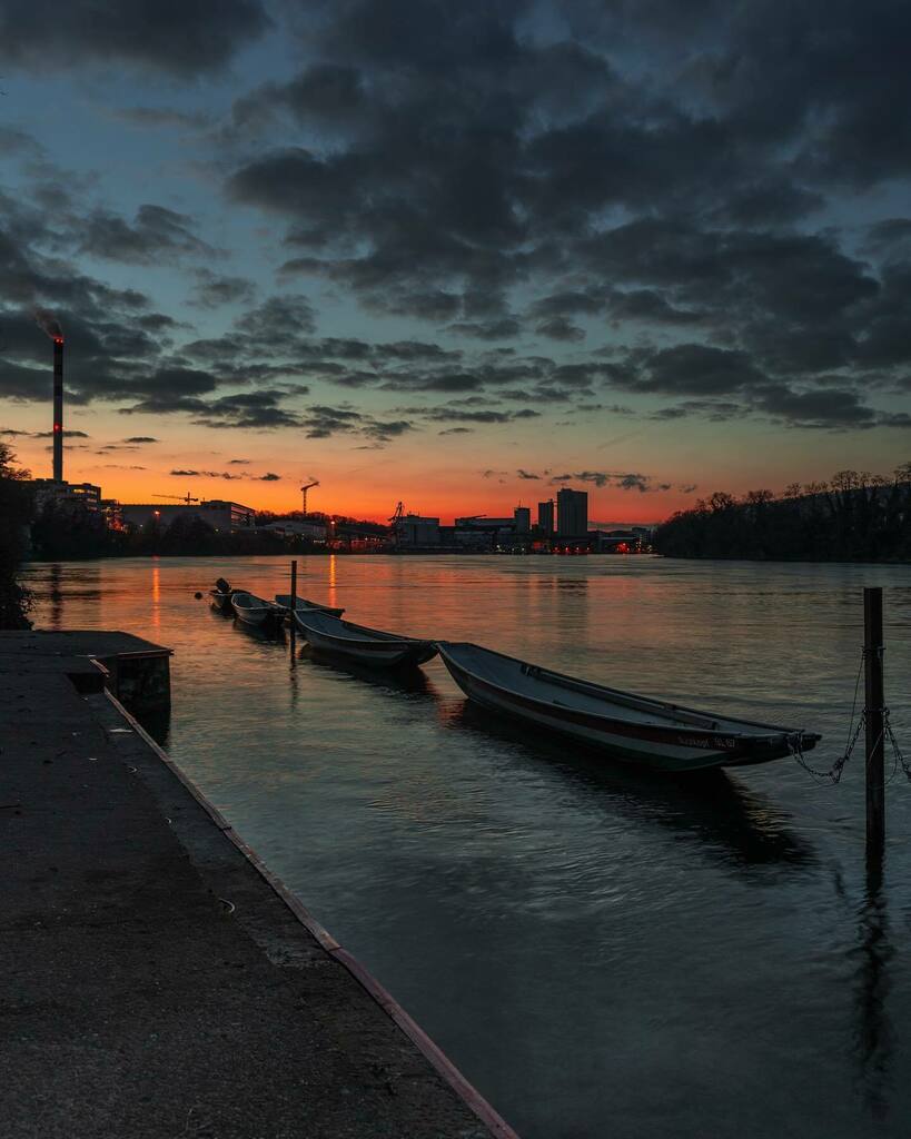 Photo 134/1000 (05.11.2020) Sunset at the Rhein #project #mirrorlessgeeks #photo #photography #photographer #landscapephotography #landscape #sunset #sunsetphotography #artofvisuals #ship #shipphotography #photographylife #pratteln #baselland #BL #rhein #rhine #rhineriver #s…