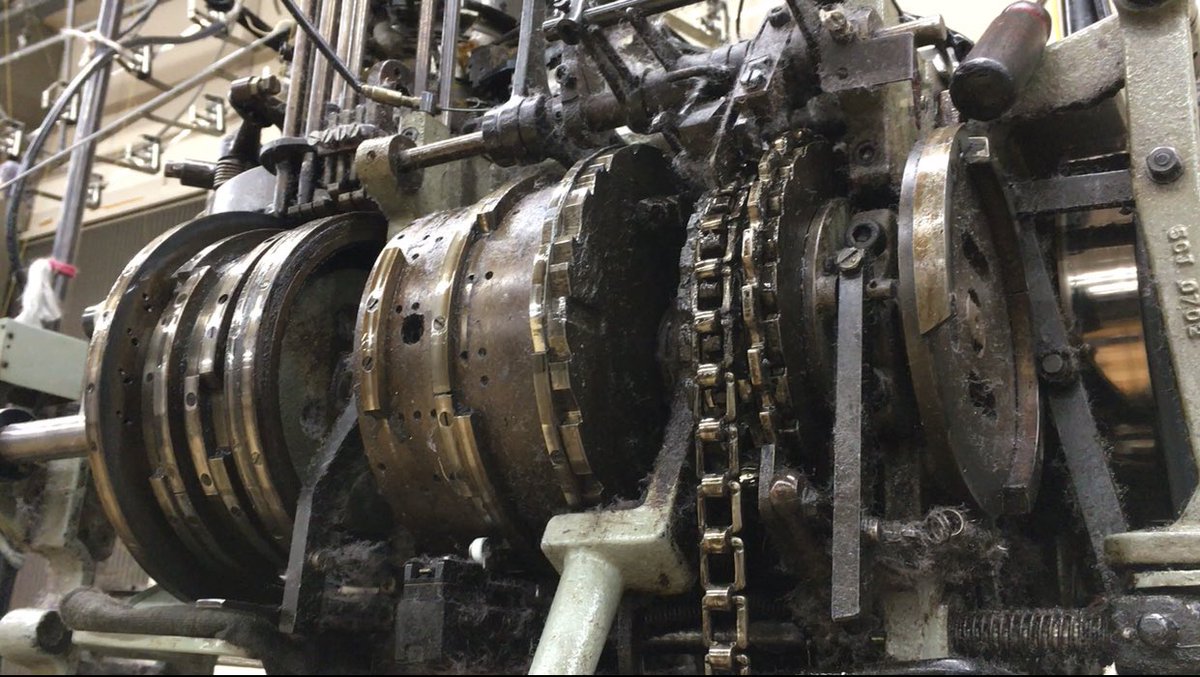 Tabio 靴下屋 Pa Twitter 古い機械を動かすプログラムは古いパソコンを使わないと作れないですからね 島精機さんのホールガーメント機は本当に凄いです 社内に試作用の機械があるのですが 本当に色々作れて毎回びっくりしてしまいます