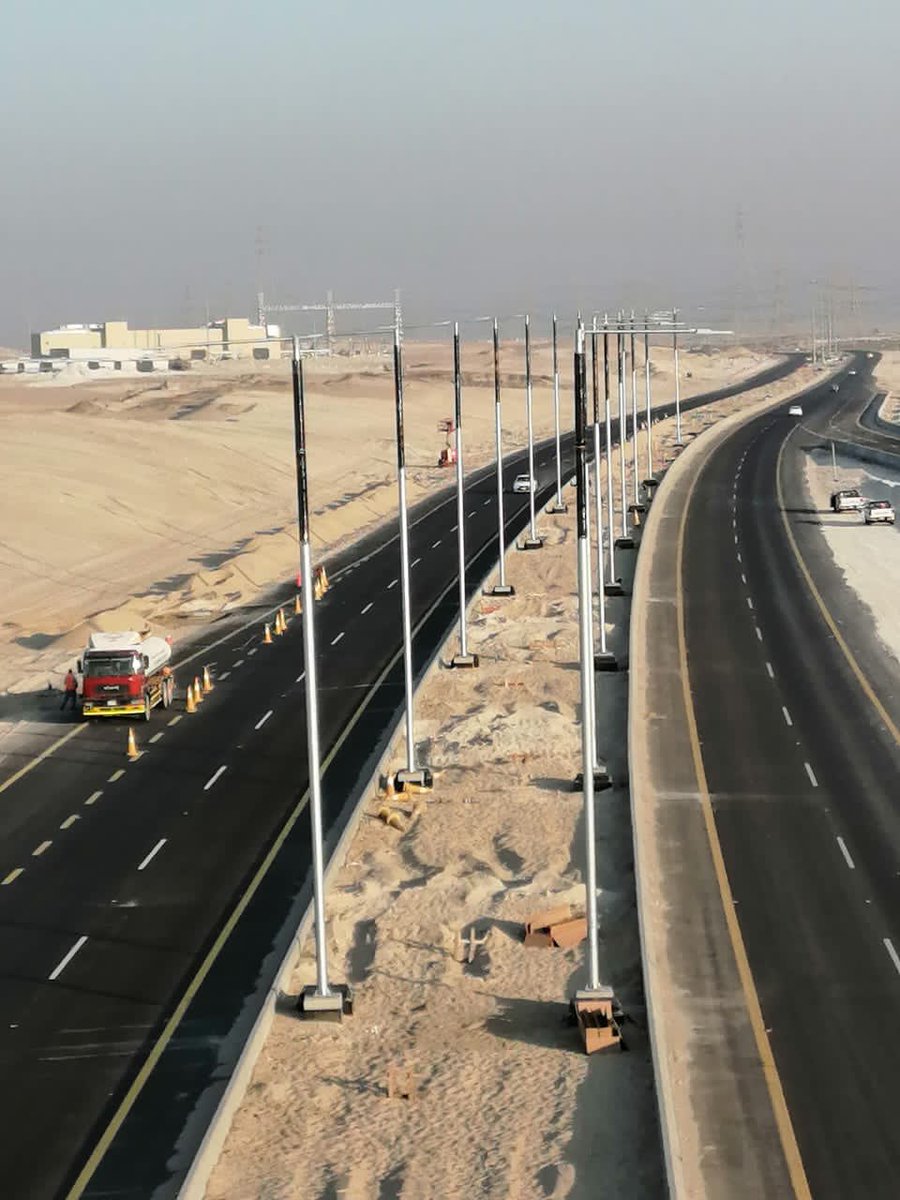 power_lines_Co's tweet photo. بدء اعمال تركيب انارة الشوارع بالطاقة الشمسية في #مدينة_الملك_سلمان_للطاقة - سبارك. تقنية جديدة و تصميم فريد حيث يحتوي النظام على الوح شمسية اسطوانية مدمجة مع الاعمدة ومتحكم ذكي يتيح ربط نظام الانارة بنظام التحكم المركزي للمدينة، ومزود بمستشعرات حركة وقابل لربط كاميرات مراقبة. https://t.co/be94SgjBSm