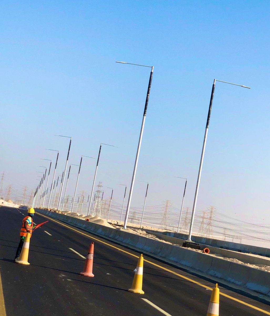 power_lines_Co's tweet photo. بدء اعمال تركيب انارة الشوارع بالطاقة الشمسية في #مدينة_الملك_سلمان_للطاقة - سبارك. تقنية جديدة و تصميم فريد حيث يحتوي النظام على الوح شمسية اسطوانية مدمجة مع الاعمدة ومتحكم ذكي يتيح ربط نظام الانارة بنظام التحكم المركزي للمدينة، ومزود بمستشعرات حركة وقابل لربط كاميرات مراقبة. https://t.co/be94SgjBSm
