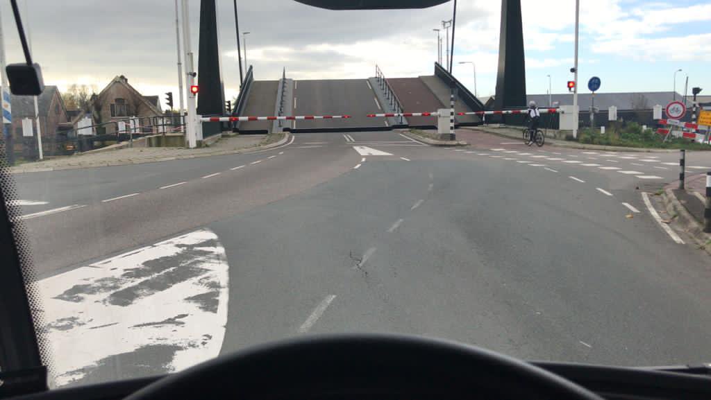 BussieChauffeur's tweet photo. Zo ongeveer iedere brug over was open en dat in één slag..: #lijn147 https://t.co/SrPh0rxAPI