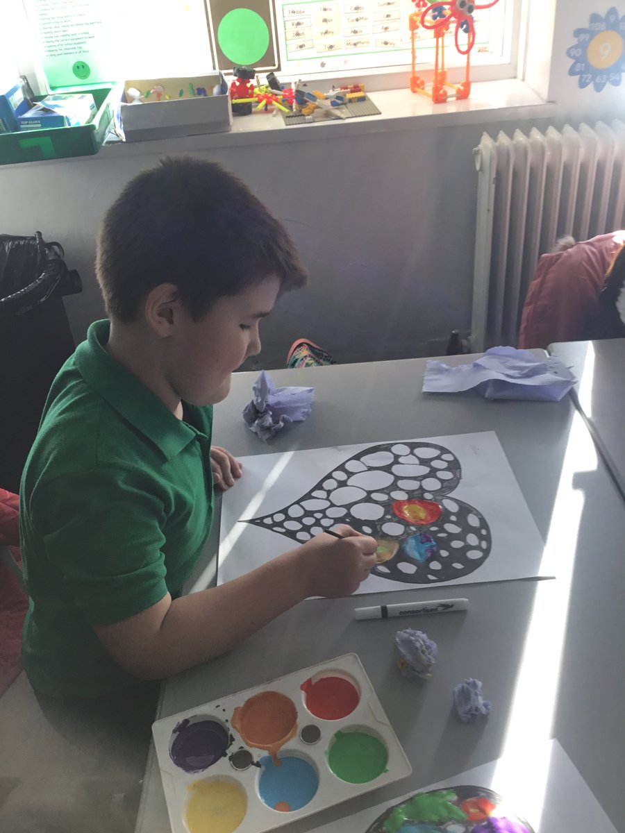 BrynHafodPrm's tweet photo. Blwyddyn 4 Glas had a great afternoon yesterday following the inspiration of the artist #Kandinsky. They created some rainbow hearts ready for our focus of ‘The History of the NHS‘ for our new project #APlaceInTime 🌈🖤 https://t.co/hN6hGcby6s