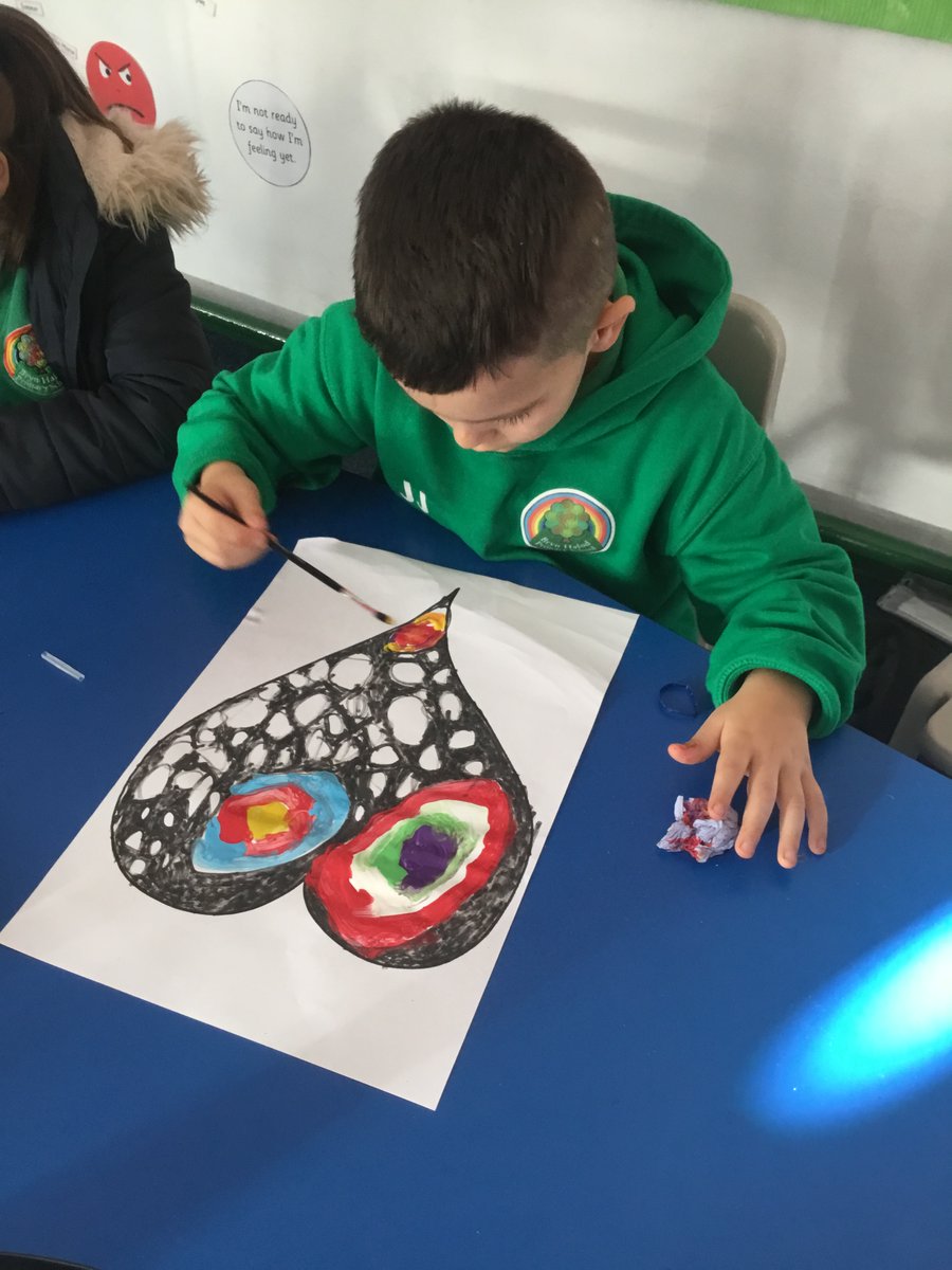 BrynHafodPrm's tweet photo. Blwyddyn 4 Glas had a great afternoon yesterday following the inspiration of the artist #Kandinsky. They created some rainbow hearts ready for our focus of ‘The History of the NHS‘ for our new project #APlaceInTime 🌈🖤 https://t.co/hN6hGcby6s
