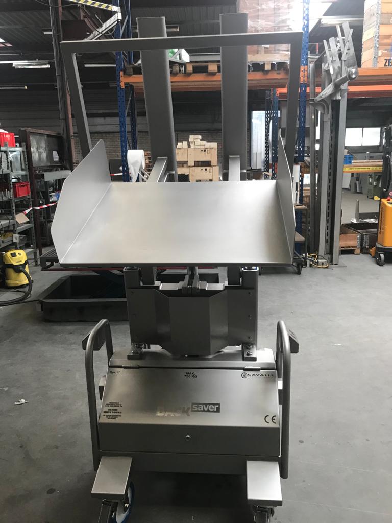 Meet the LT! 
This is a compact and mobile machine just like the ST, but the LT can tip higher! Thats why the LT stands for "Lifter and Tipper".
Is the LT ideal for your job?
backsaver.nl/products/backs…
#type #LT #foodindustry #foodsolutions #backsaver #engineering #rvs #inox