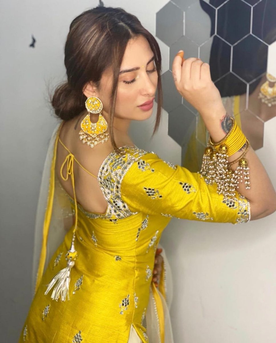 Fly7News_'s tweet photo. Mahira Sharma shows us how to rock an Indian ensemble for the festive season.
Cuteness overloaded ! 
#mahirasharma #actress #bollywood #television #beautiful #festivals #festive #pahira #mahirins 
 
@_MahiraSharma https://t.co/hJKwC91P6h
