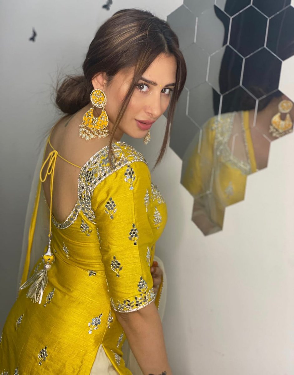 Fly7News_'s tweet photo. Mahira Sharma shows us how to rock an Indian ensemble for the festive season.
Cuteness overloaded ! 
#mahirasharma #actress #bollywood #television #beautiful #festivals #festive #pahira #mahirins 
 
@_MahiraSharma https://t.co/hJKwC91P6h
