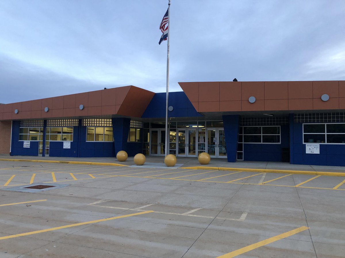 AMSidwell's tweet photo. #CRESTVIEWMIDDLE school in #BALLWIN welcomes the kids back today. School principal,  Dr. Jansen, can’t wait to see the kids. Good luck to all. #TISL @ksdknews https://t.co/FdygrygMQ3