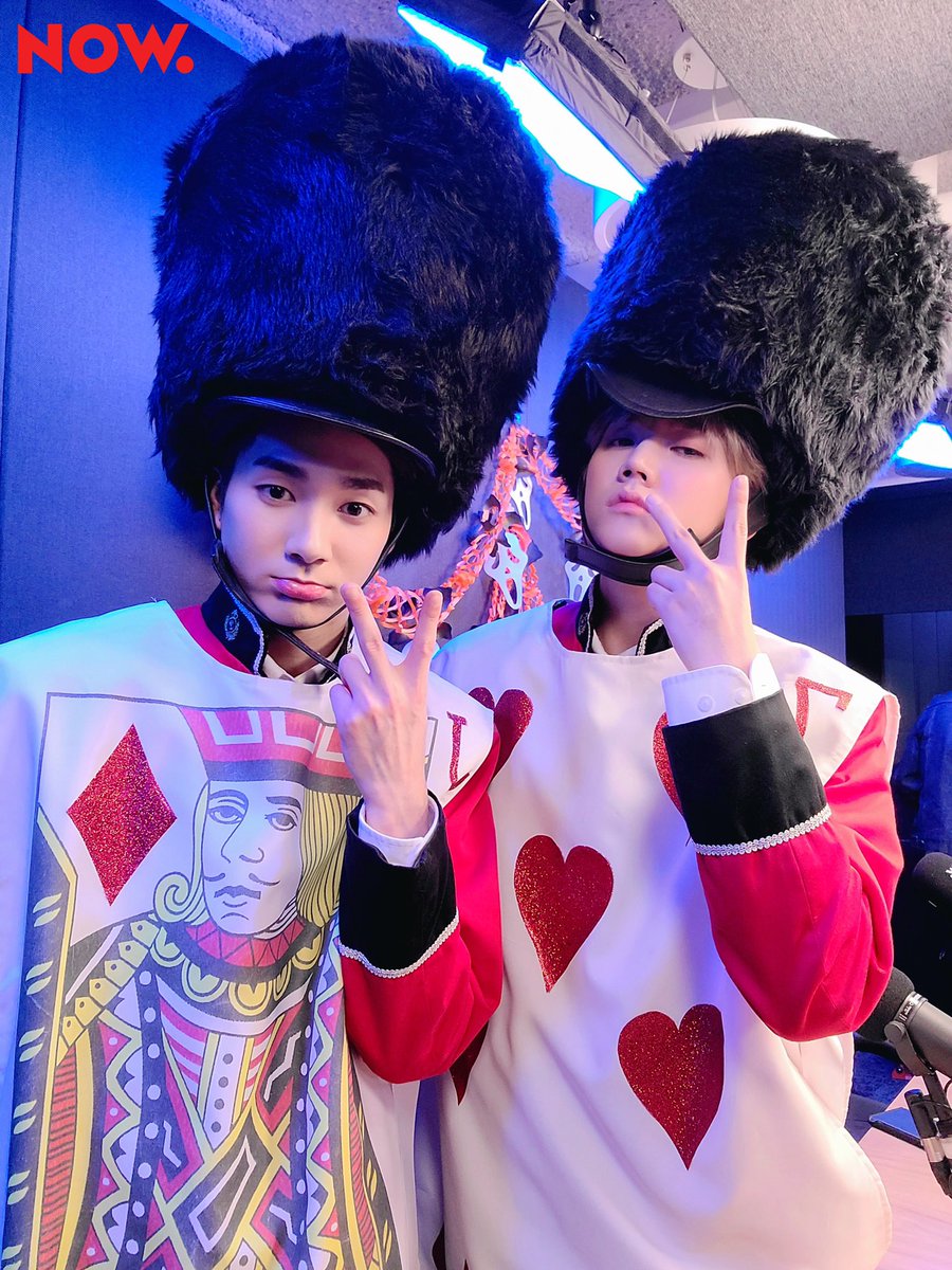 npop_zip's tweet photo. Trick or Treat❗ 할로윈에 진심인 #투나잇 호스트 #로니레니 덕분에 👻해피 할로윈🎃 코스튬은 ♣붐마이크 아님 주의♠ but 레니 정수리에 열창하던 로니🎤 그루트 하고 싶었는데 못해서 시무룩했던 레니.. 내년이 있쟈나~♥ #뉴이스트 #아론 #렌 #NOW온에어 https://t.co/U6x5t6ne8o