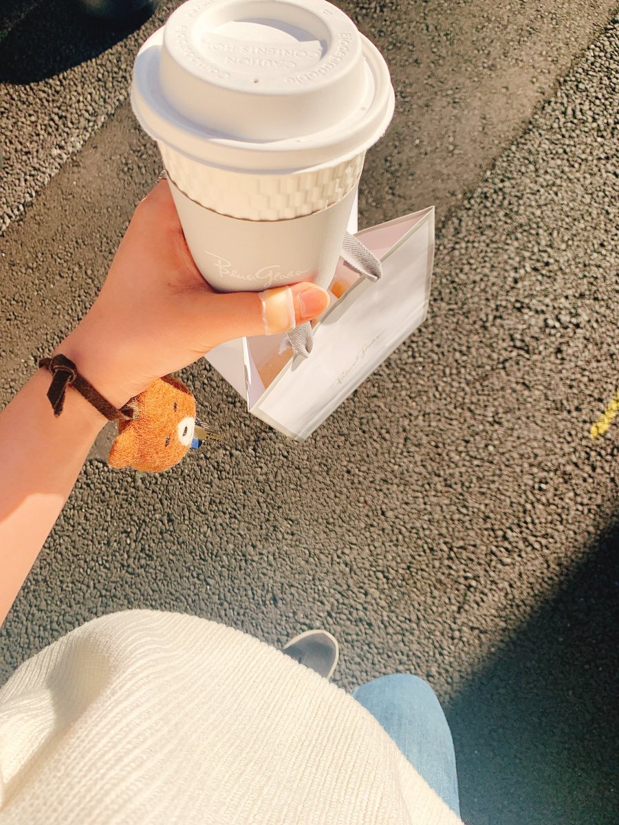 l0veyuna's tweet photo. 毎朝、コーヒーをテイクアウト🥡して片手にコーヒー持って、表参道を歩いてるときは脳内で映画の主人公の気分🎬"プラダを着た悪魔"的なね。ま、親指の絆創膏🩹が、果てしなくダサいけど。 https://t.co/B43H4xofXn