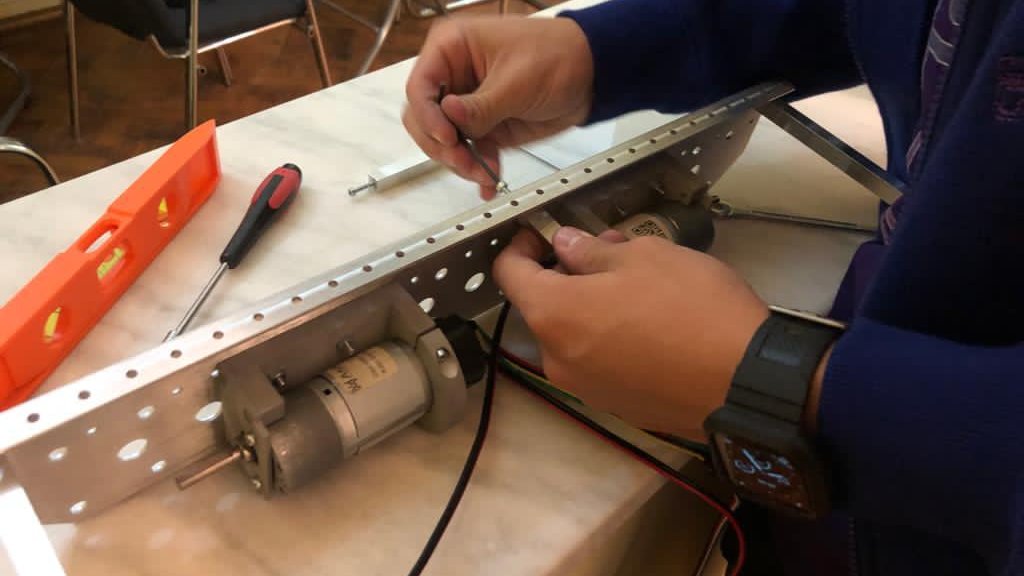 ro2d2team's tweet photo. When building a #robot, you should not be afraid to screw up, both literally and figuratively!
#ForceForChange #FIRSTTechChallenge #FIRSTTogether #FIRSTGAMECHANGERS #FIRSTInspires https://t.co/trNu3NlloG