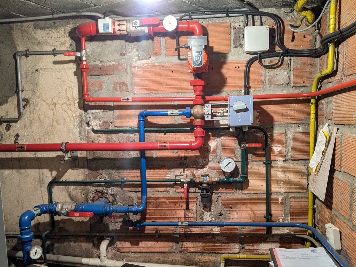alexismp's tweet photo. Getting to know my new heating system feels a lot like being in a escape game https://t.co/bZ2pitOvao