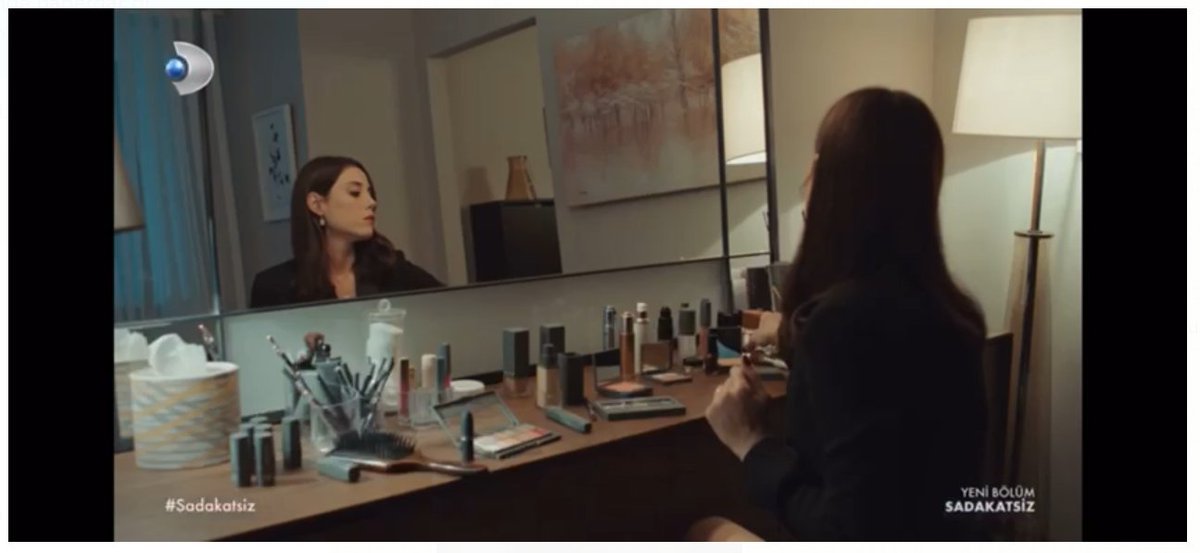 cossop's tweet photo. Sadakatsiz Dizisinde ''Alix Avien'' Farkı‼️
Cansu Dere'nin dizide kullandığı makyaj ürünlerini fark ettiniz mi?🧐💄
#COSSOP #SADAKATSIZ #asya #alixavien @sadakatsizdizi https://t.co/5C63bmi1Si