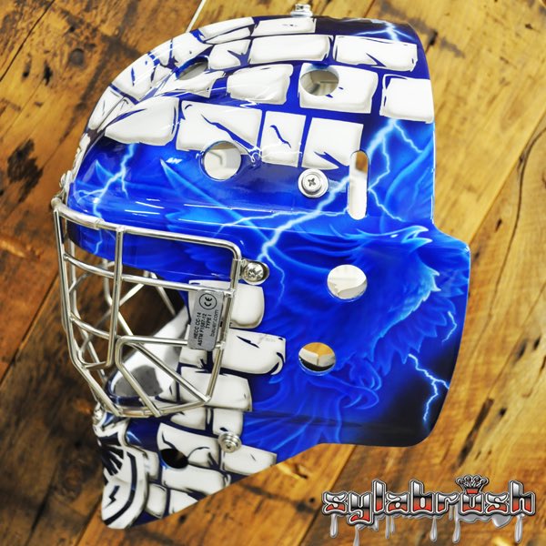 Sylabrush's tweet photo. SAMUEL HLAVAJ @PhoenixSherbroo new paint job!!  #QMJHL •••••  Nouvelle peinture de @HlavajSamuel du Phoenix de Sherbrooke #LHJMQ #SylabrushAirbrush #WhenDetailsMatter #BauerMask #GoalieMask #GoalieMaskArt https://t.co/glJGBMF6mE