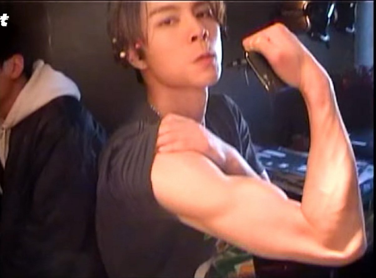 JohnnysCompany's tweet photo. good lord johnny w guns https://t.co/hPevmRKOQZ