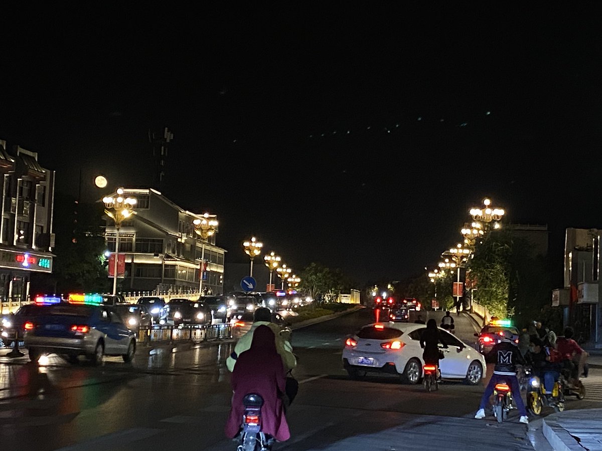 DMandarin2018's tweet photo. #Dailymandarin #OralChinese
🇨🇳 别激动。虽然天黑了，但我们不会错过末班车的。🚎
Bié jīdòng！Suīrán tiānhēi le，dàn wǒmen bùhuì cuòguò mòbānchē de。🚃

🇬🇧 Chill out! It is dark outside , but we will not miss the last bus.🚌
#LearnChinese #DailyLife https://t.co/xC0Kmm5hth