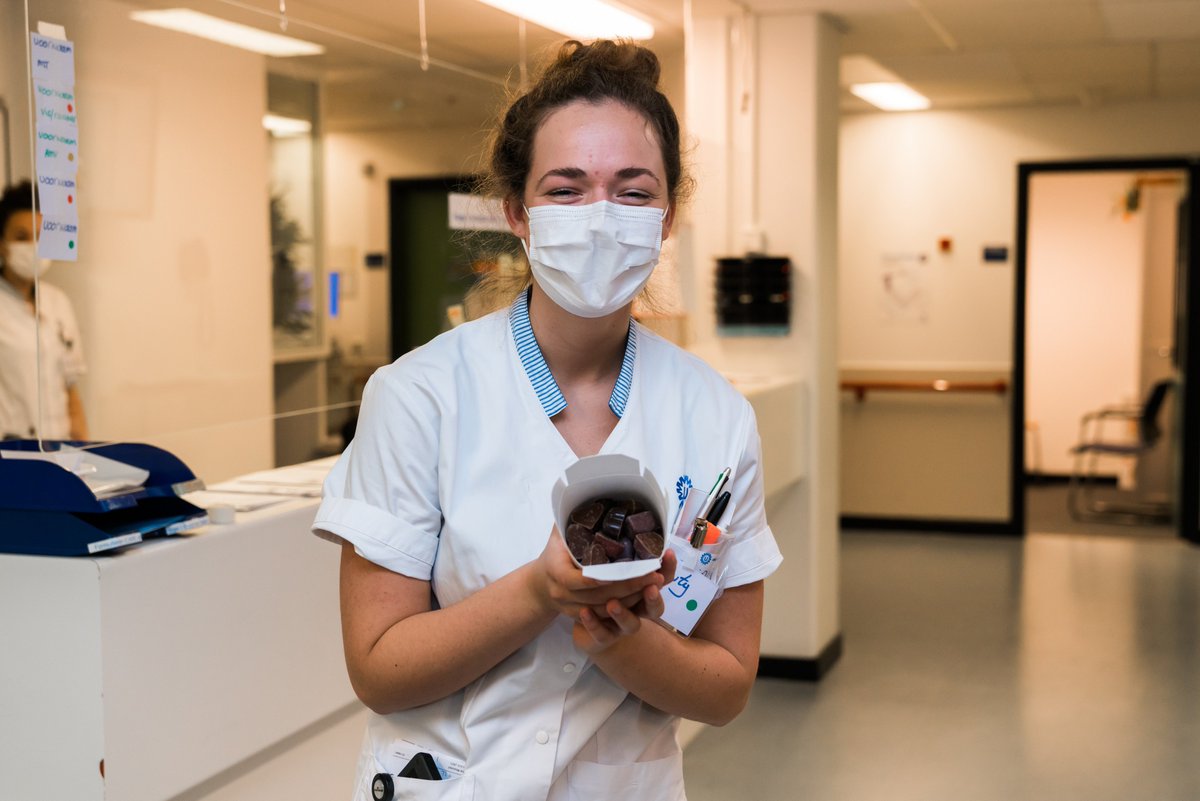UMCUtrecht's tweet photo. Vandaag kregen we een erg lekker cadeautje! Een eetbaar hart onder de riem, van al onze collega-buren op het @UtrechtSciPark en Rijnsweerd. Wat een prachtig gebaar van zo veel organisaties waarmee we samen werken of contact hebben.🥰 #alleensamen https://t.co/LnULiqHZJs
