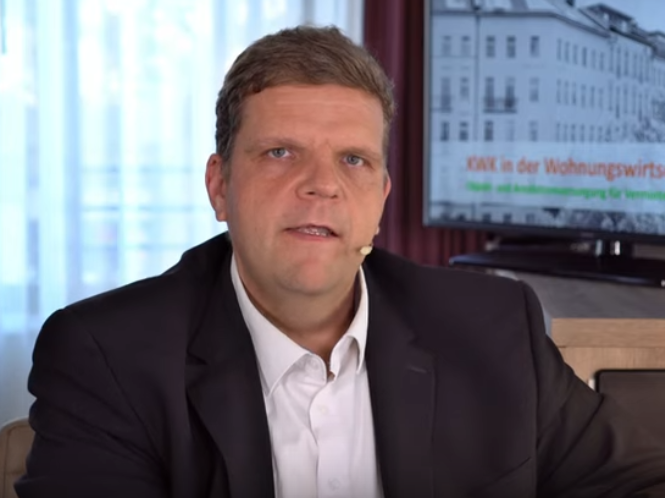 BKWK_eV's tweet photo. #KWK ist in der #Wohnungswirtschaft die richtige Technologie! @TobiasDwo vom @VfWeV.
#vedec #objektversorgung #vermieter #contracting #energiedienstleister #contracting #geg #strompreis #quartierslösung https://t.co/UWfg4hgZh9
