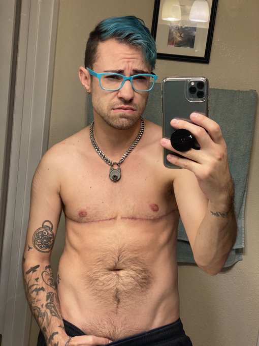 If you had to pick one: 
?Veins
?V-cut
?Hair
?Bonus option of your choice

RT for a chance to win a free