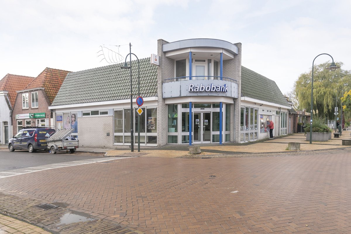 BOGAuctions's tweet photo. Voormalig bankgebouw te Sint Annaparochie |  In het dorpscentrum van Sint Annaparochie, tegenover de Van Harenskerk gelegen, voormalig bankgebouw met buitenterrein aan de achterzijde. Veiling: 15 december 2020. Interesse? Bekijk de veiling: https://t.co/FegoTulFs1 https://t.co/1ii9fUIEFS