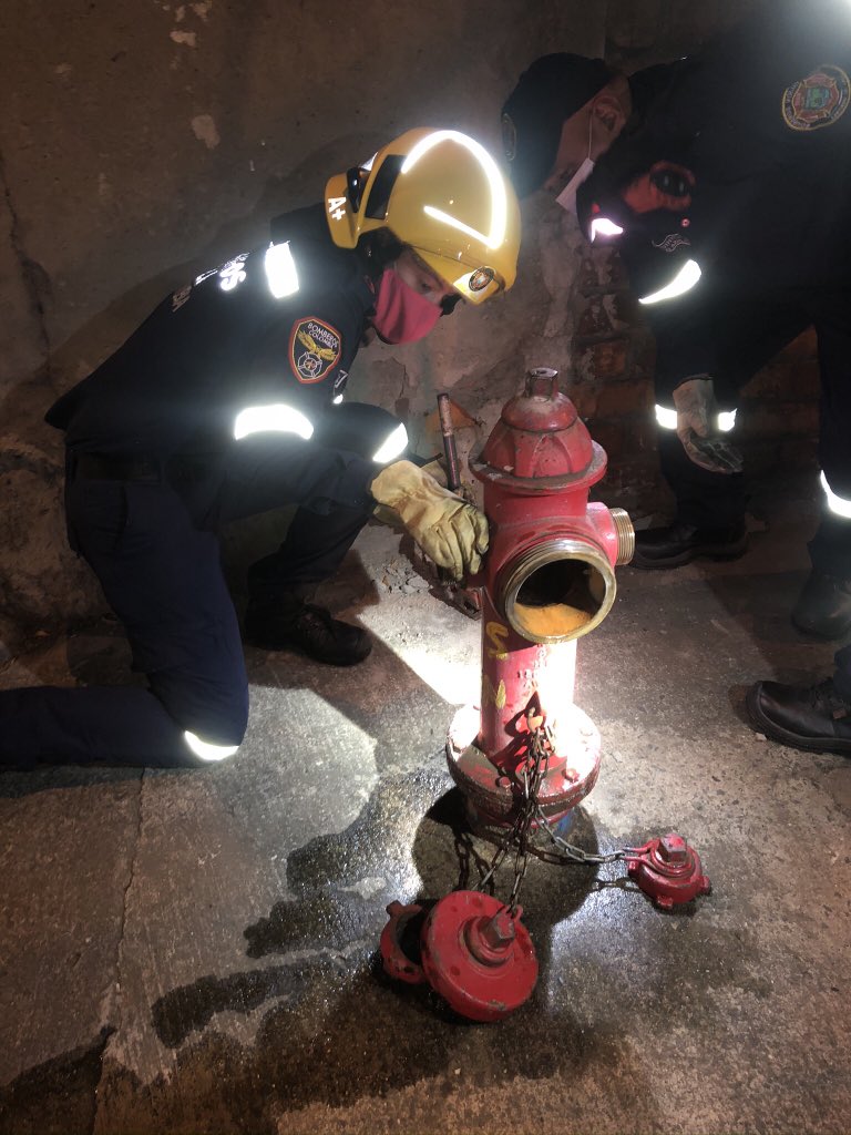 bomberocarlosh's tweet image. Durante revisión de hidrantes que adelanta @bomberoscali119 da gusto ver que @emcalioficial se ha esforzado en el mantenimiento, instalación y reemplazo de hidrantes para la atención de incendios. #caleños a cuidar esta inversión  

@caliescalioficiall @caliwebco @calioknoticias