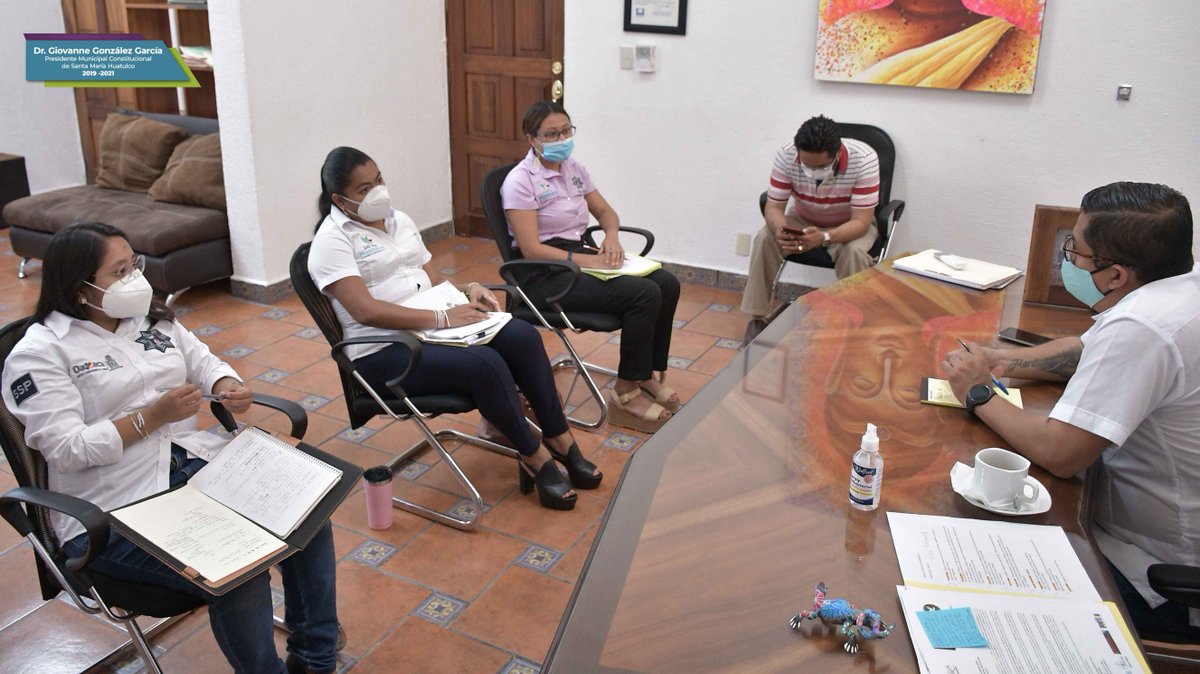 drgiovannehux's tweet photo. Sostuve una reunión con la encargada del Centro de Comando y Control de la Secretaría de Seguridad Pública (SSP) en la Costa, para revisar la implementación del botón de pánico en las aplicaciones "Huatulco Seguro" y "Huatulco, un click a la distancia".

#ElCambioLoHacemosTodos https://t.co/JEGvbUqMHQ
