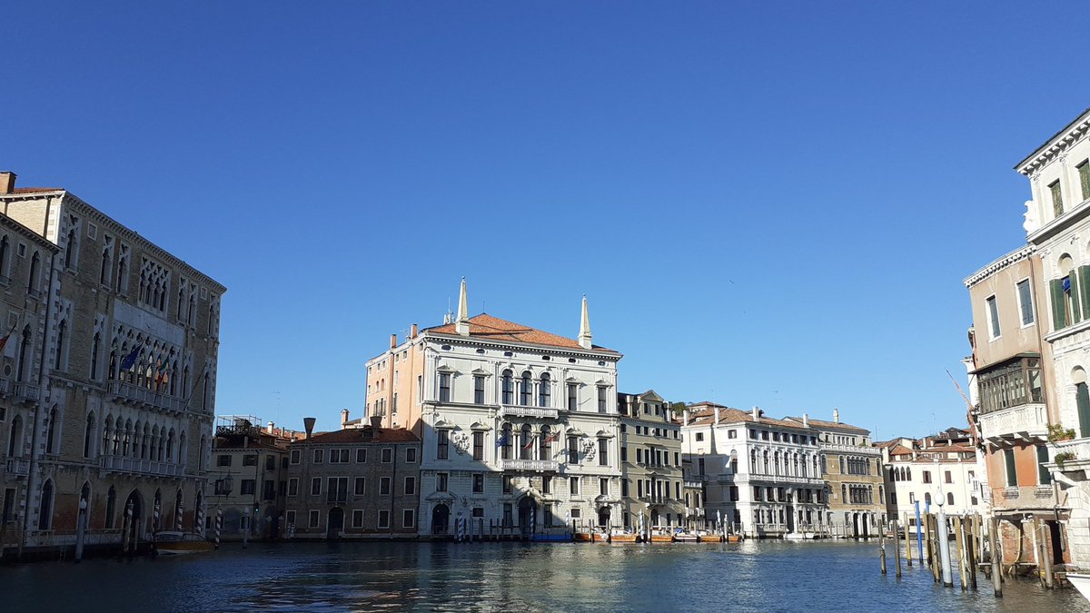LJ_Pritchard's tweet photo. It's one of those days where it's a bit too warm in the sun and a bit too chilly in the shade. #ModerationInAllThings #Venezia #Venice https://t.co/oC6QKGgsN8