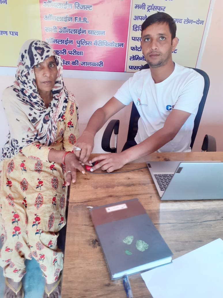 Nidhi93960190's tweet photo. Now citizens do not need to go to the bank to get any type of pension, everyone can take pension from their nearest #CSCCENTER. #CSCVLE from Gurgaon District distributing pension through #DIGIPAY.
@dintya15 @ashi_apple @cscharyana @CSCegov_ https://t.co/cbcm5Fu6V2
