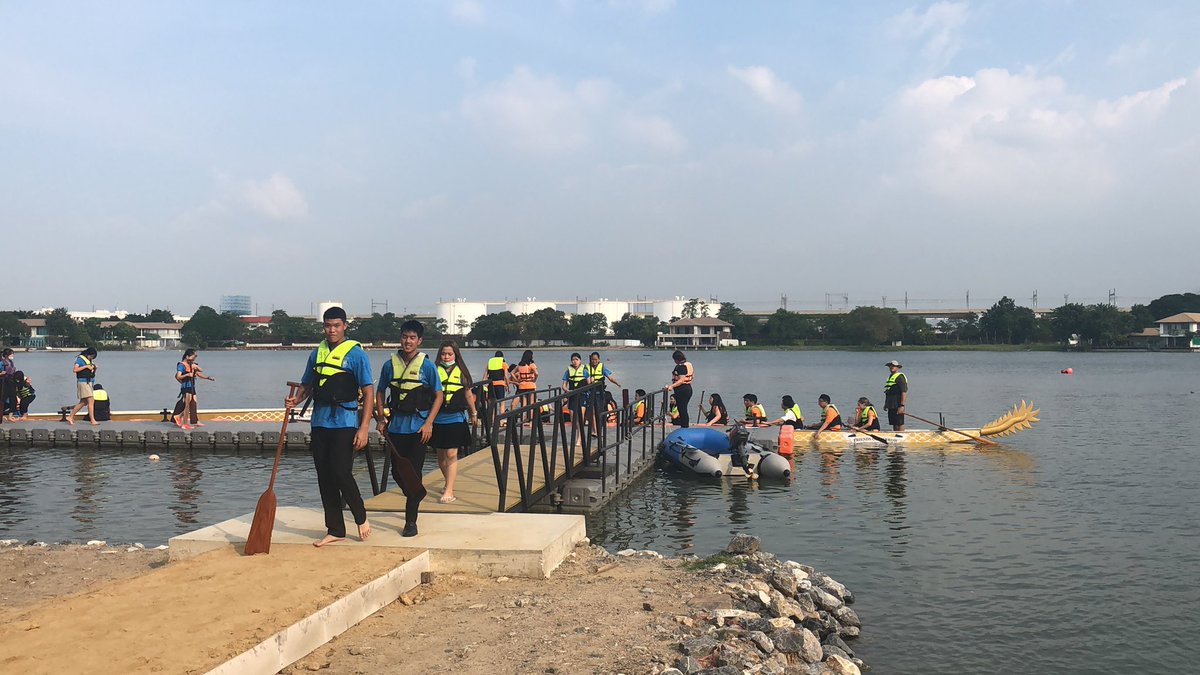 HarrowbkkSF's tweet photo. Dragon boat racing this afternoon on the lake https://t.co/E0e3nfTYwK