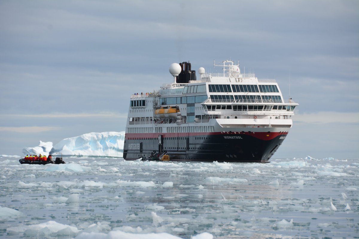 CareShareSmile's tweet photo. Briefly escape #lockdown2 with a daily virtual trip to #Antarctica. We are travelling on @Hurtigruten #MSMidnatsol and today arrive in Marguerite Bay (in Antarctic Circle). The bay was discovered in 1909 and the explorer very wisely named it for his wife! #lockdown2virtualtravel https://t.co/TG7NVhuLGF