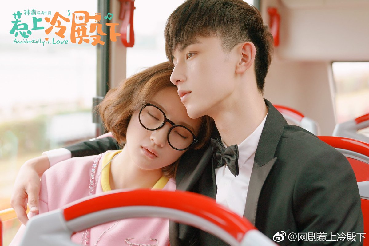 본지 오래되서 기억이 잘 안나는데 남주 여주 케미가 너무 귀여웠고 개인적으로 여주가 못생긴 화장했을때 왜 난 더 예뻐 보였지?Translate post