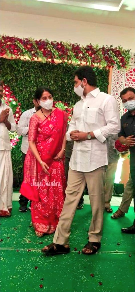 కలియుగ శ్రీ రామ చంద్ర ప్రభూ సీతమ్మ వారిని చూసిన వేళ 😍....

I love this photo so much ❤️