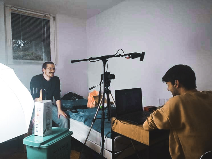 RdecaPessa's tweet photo. DANES OB 18IH 📱💻📽

Izruvamo našo prvo rdečo peso! Odštevamo ure in minute do prve transmisije bete vulgaris. Spremljajte, delite in povabite prijatelje. ✌️ https://t.co/lJIyCBHVKI