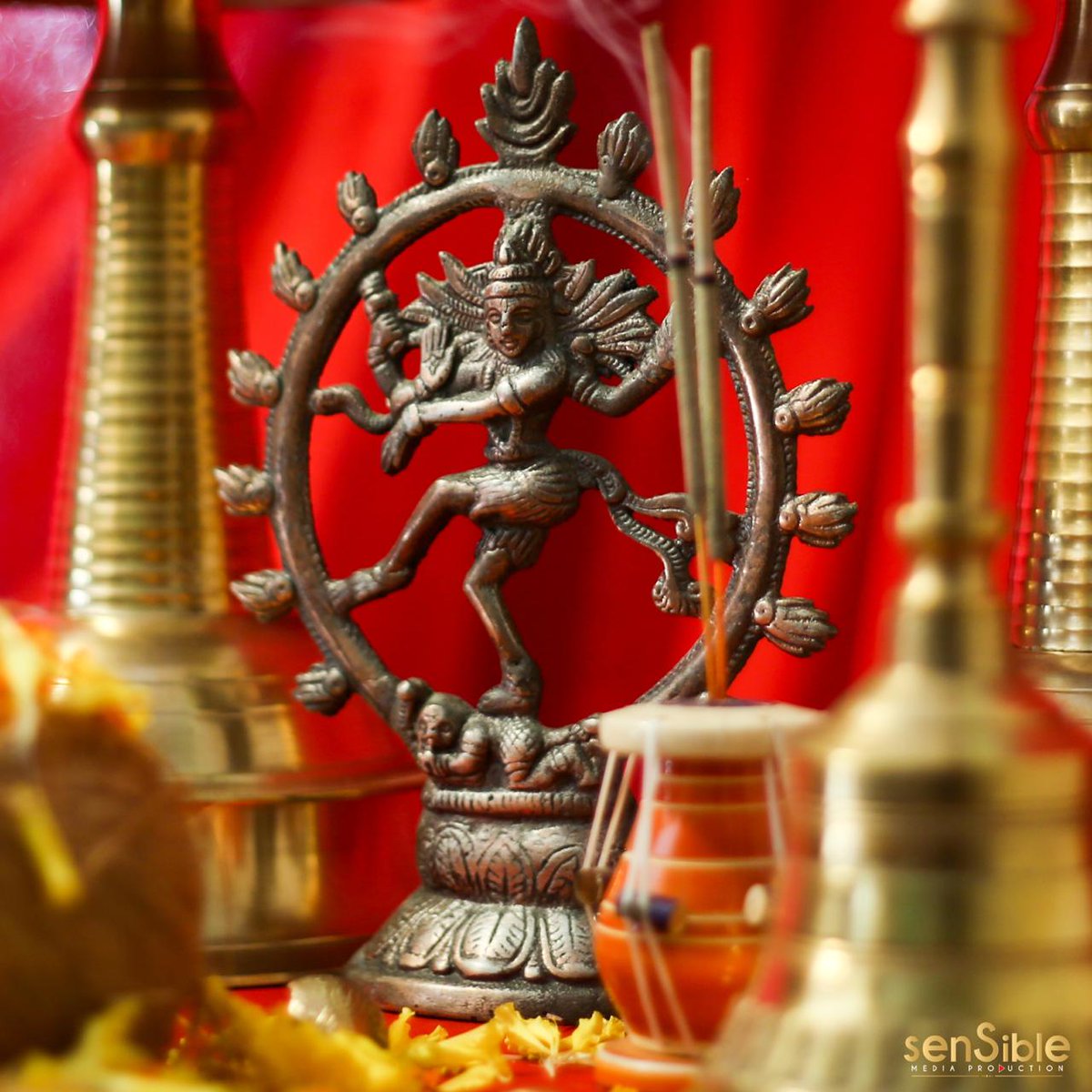 wersensible's tweet photo. पुन्हा एकदा उघडणार नाट्यमंदिराचे दरवाजे..
पुन्हा एकदा वाजणार तिसरी घंटा..
पुन्हा एकदा उघडणार मखमली पडदा..
पुन्हा एकदा भारून जाणार रंगमंच..
पुन्हा एकदा.. नाटक सुरू होणार !
✨💫

मराठी रंगभूमी दिनाच्या शुभेच्छा 🎭

#smp #marathirangbhumidin #marathi #मराठीरंगभूमीदिन #marathitheatre https://t.co/VVZOWq9DWV