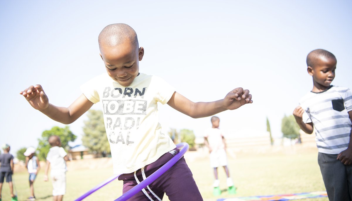 DayOutdoor's tweet photo. Sunshine or rain join us today to celebrate all the goodness that the outdoors produce in the lives of children. Globally almost 10 million children have celebrated this day. Share a walk, an outdoor lesson or just some time to celebrate. 
#OutdoorClassroomDay
#LoveTheOutdoors https://t.co/tLgZp41gYV