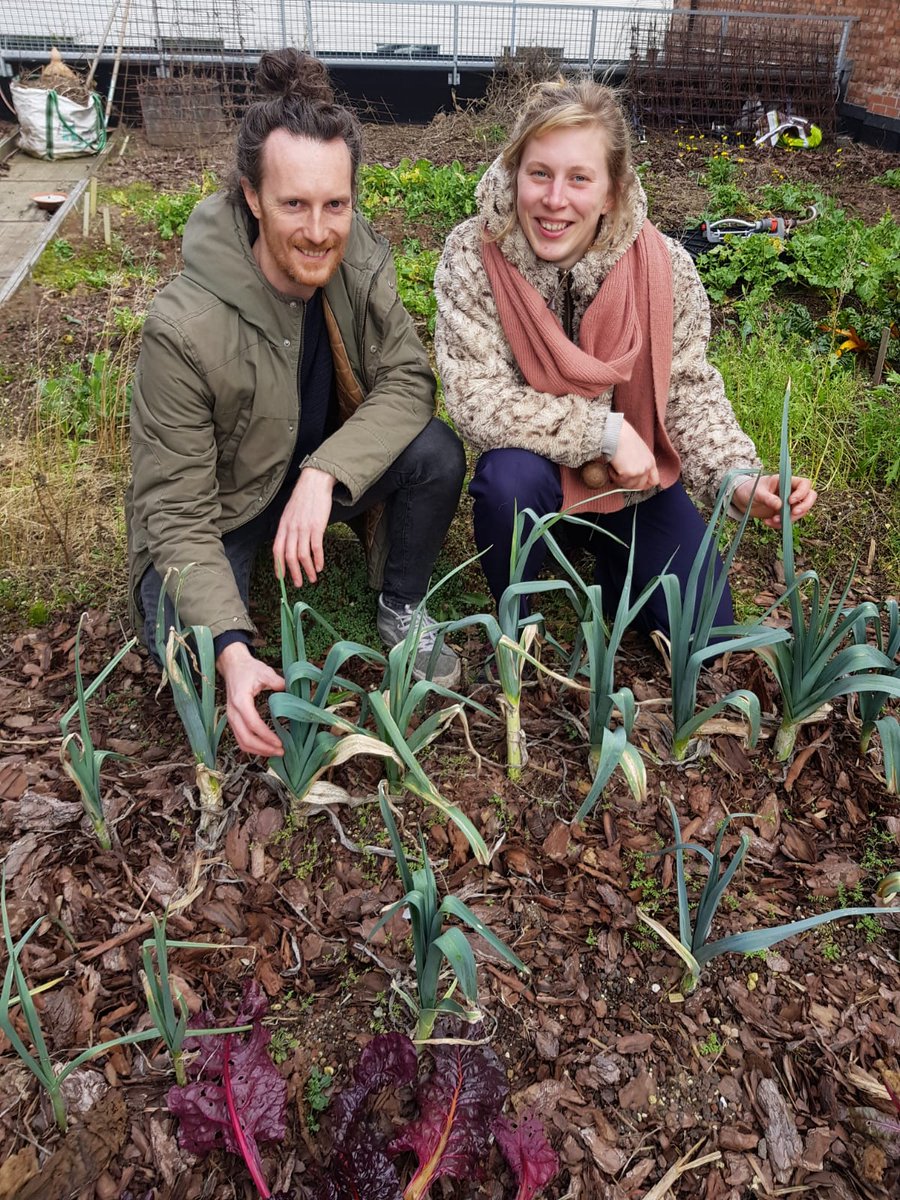 '#Stadslandbouw heeft meer toekomst dan ooit' collega #dakboer Sabine Windels van <a href="/rooffood/">Sabien | ROOF FOOD</a> in #Gent. Lees het artikel op <a href="/vilt_nieuws/">VILT vzw</a> (bron: <a href="/demorgen/">De Morgen</a>):
vilt.be/nl/nieuws/stad… op de foto met onze dakboer Wouter Bauman.