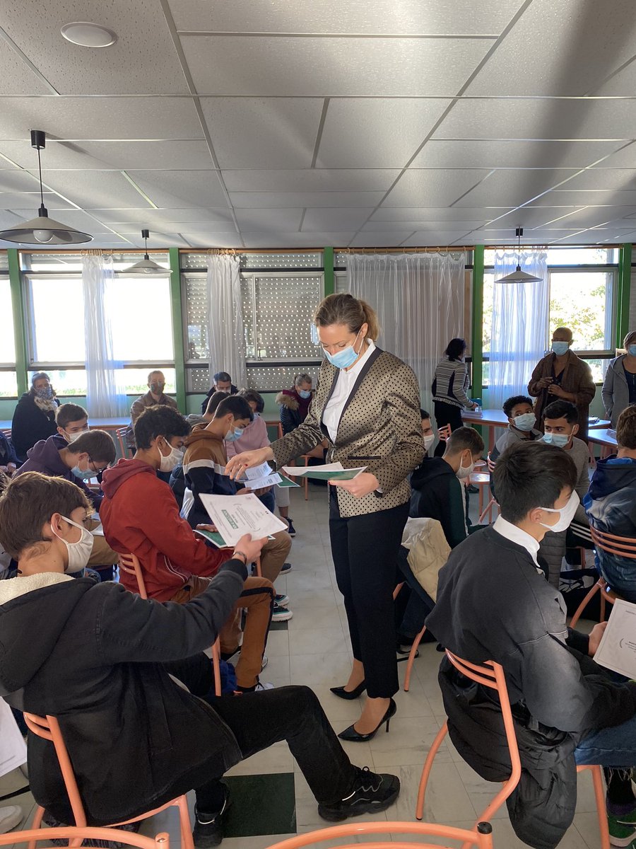 Remise des prix par madame la rectrice <a href="/BndicteRobert/">Bénédicte Robert</a> du concours #NonAuHarcelement, le collège Ronsard, <a href="/ronsard86/">Collège Pierre de Ronsard (Poitiers)</a> lauréat et coup de cœur, fier des élèves et d’avoir participé à l’élaboration des vidéos. Bravo également à l’école de Smarves.<a href="/acpoitiers/">Académie de Poitiers</a> <a href="/departement86/">Département de la Vienne</a>